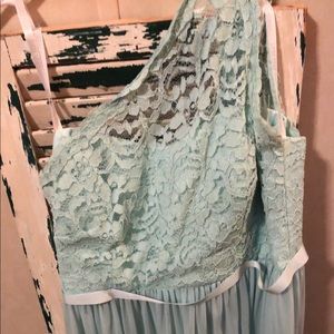 •Long bridesmaid dress• color is mint